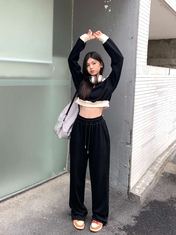 黒コーデ ハートクロス柄ルーズフィットスウェットパンツ