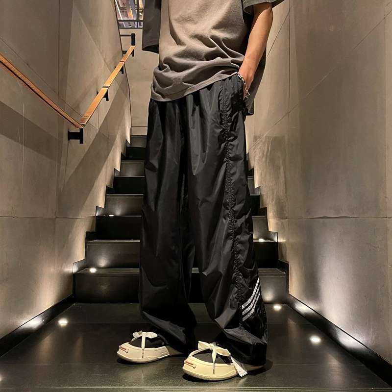 黒コーデ アスレジャー ストリート系 サイドライン トラックパンツ