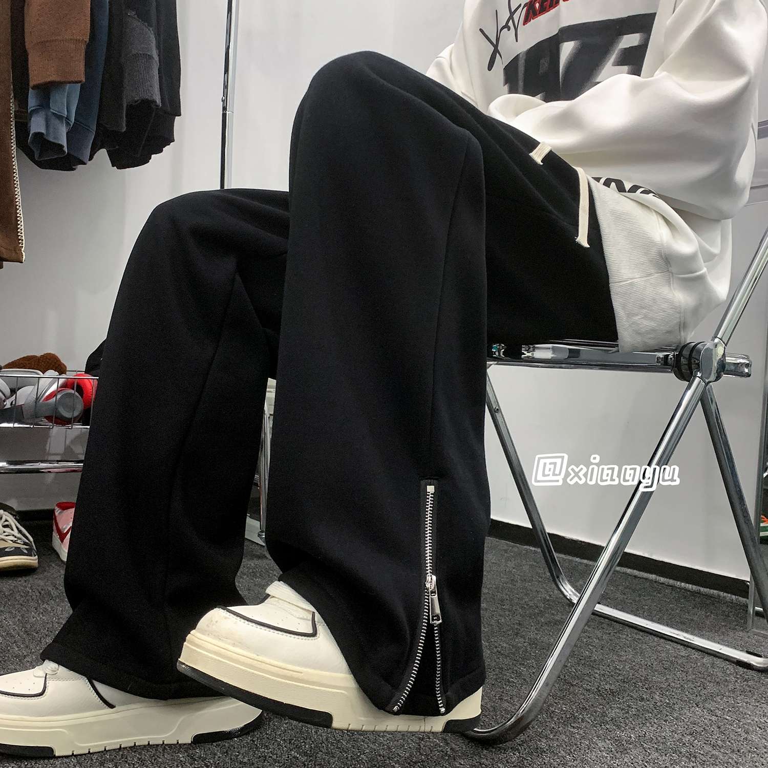 黒コーデ テックウェアカーゴパンツ ストリートスタイル