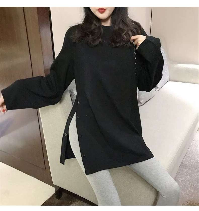 黒コーデ サイドスリット入りオーバーサイズロングTシャツ