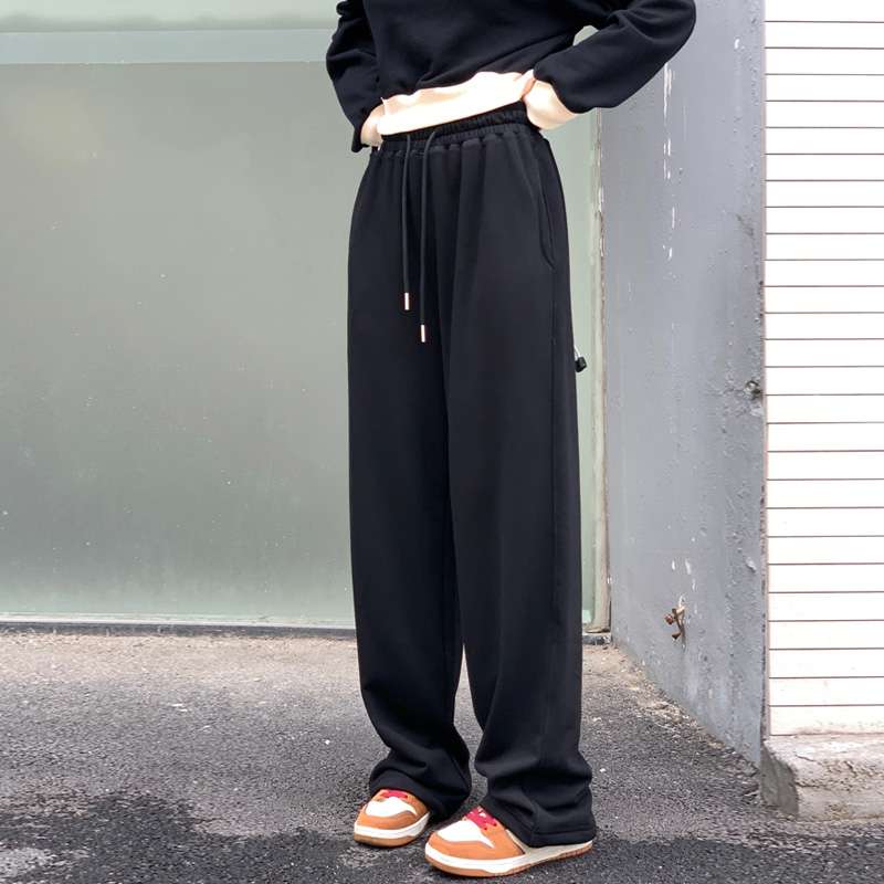 黒コーデ ハートクロス柄ルーズフィットスウェットパンツ