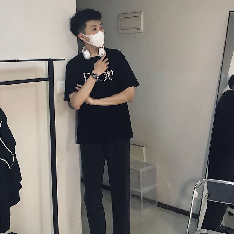 黒コーデ エレガントDior風ロゴTシャツ