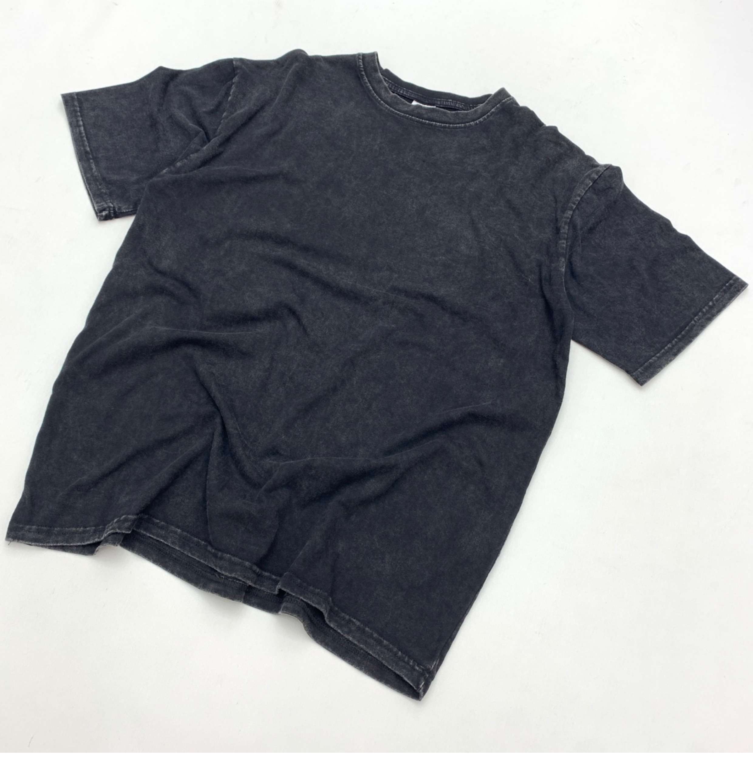 黒コーデ ヴィンテージウォッシュ加工ブラックTシャツ