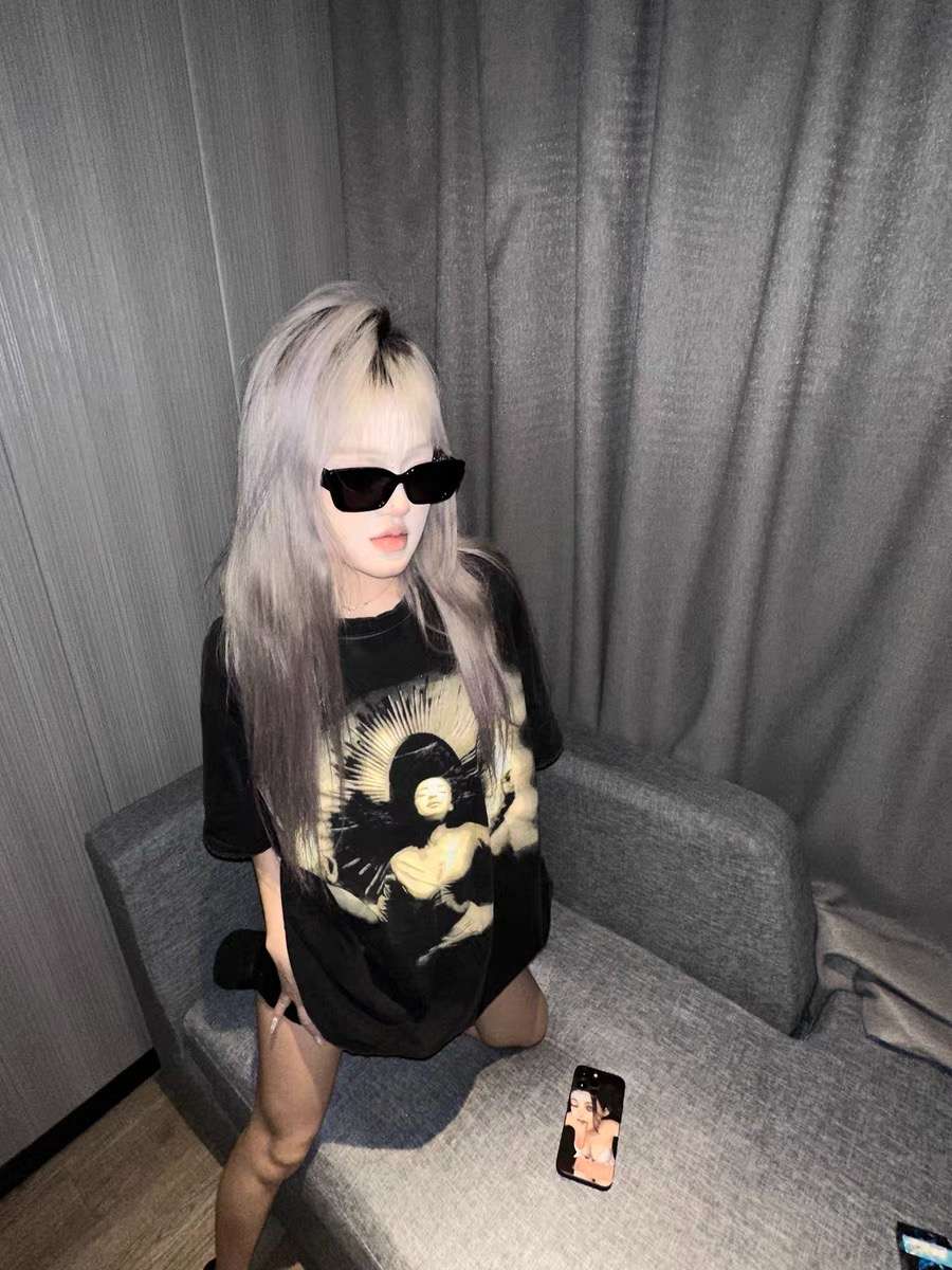 黒コーデ アフロ女性プリント オーバーサイズTシャツ