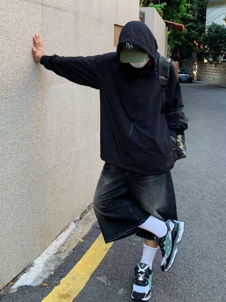 黒コーデ オーバーサイズ ワイドデニムパンツ