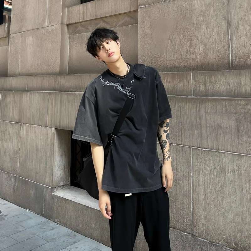黒コーデ モードストリート バーブワイヤーTシャツ