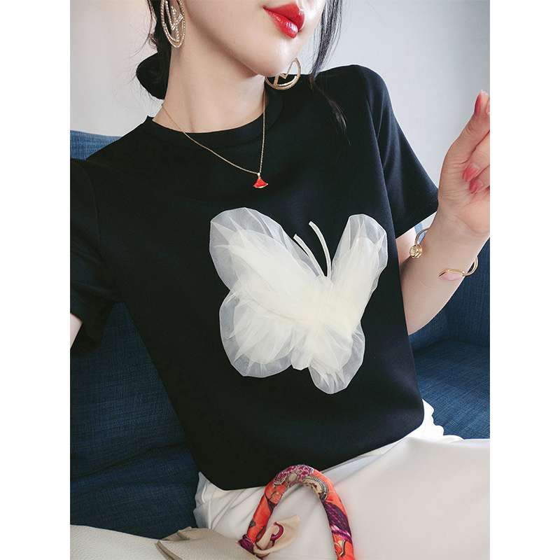 黒コーデ 立体バタフライチュールTシャツ