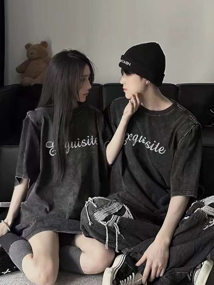 黒コーデ エクスクワイジット ストリート ブラックTシャツ