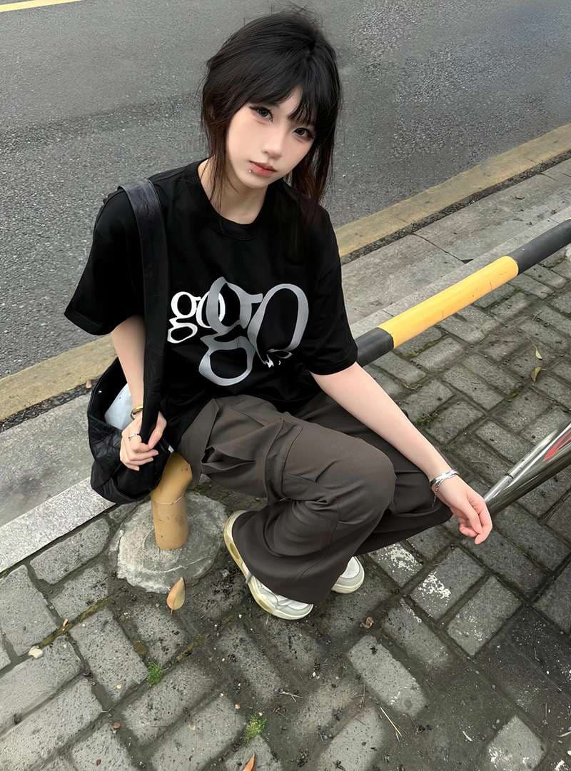 黒コーデ モノトーンロゴTシャツ "ggg"