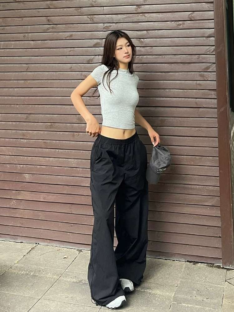 黒コーデ ワイドシルエットカーゴパンツ