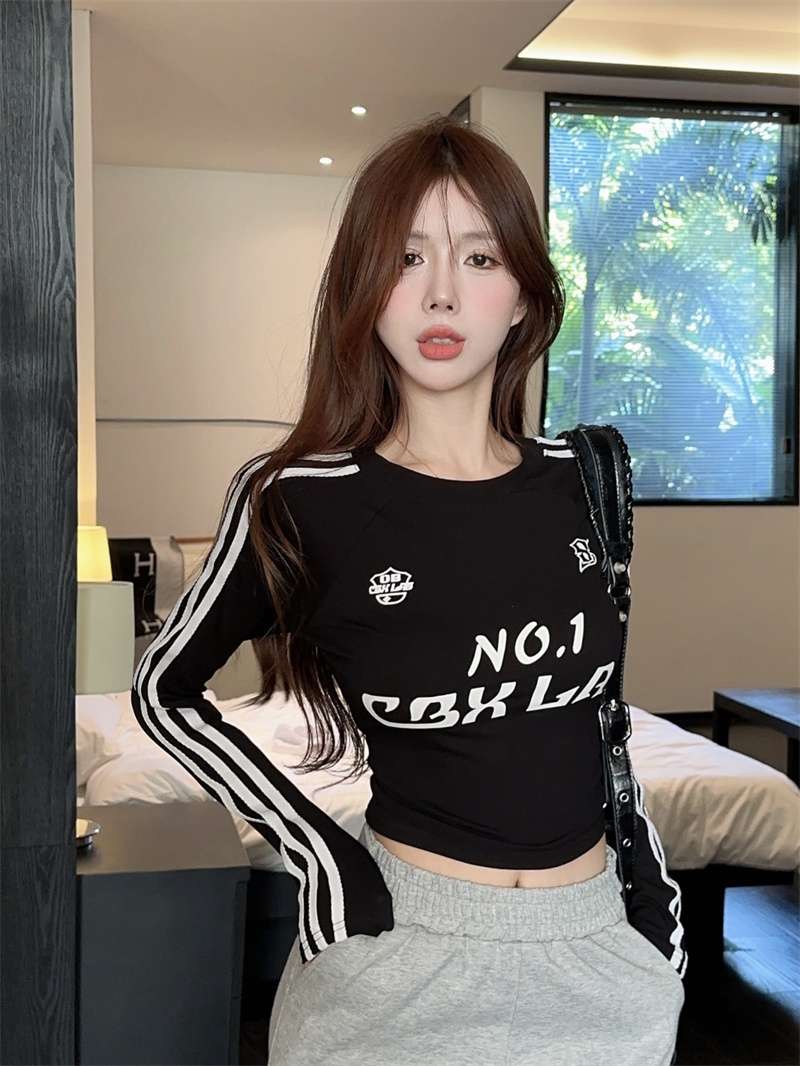 黒コーデ スポーティーストライプ クロップドロングTシャツ