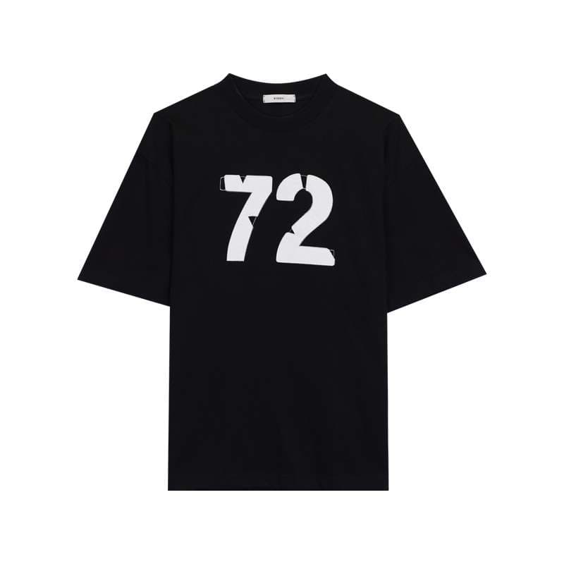 黒コーデ モノトーンスタイリッシュ72ナンバーTシャツ