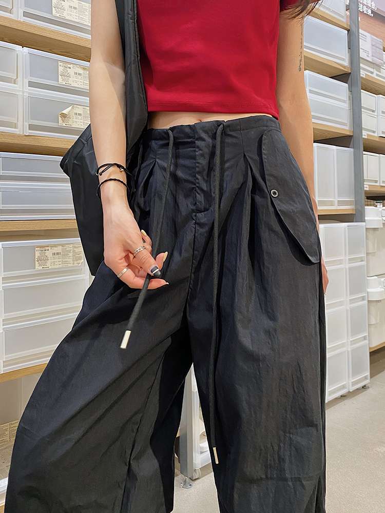 黒コーデ ワイドシルエットカーゴパンツ
