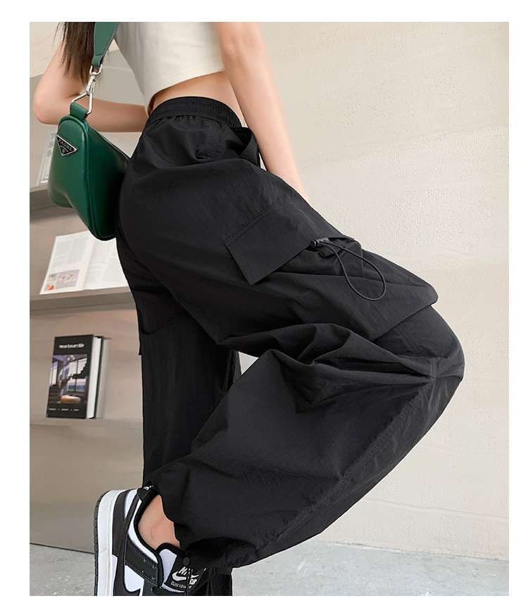 黒コーデ ストリートカーゴワイドパンツ