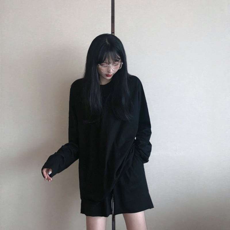 黒コーデ オーバーサイズ 薄手長袖カットソー
