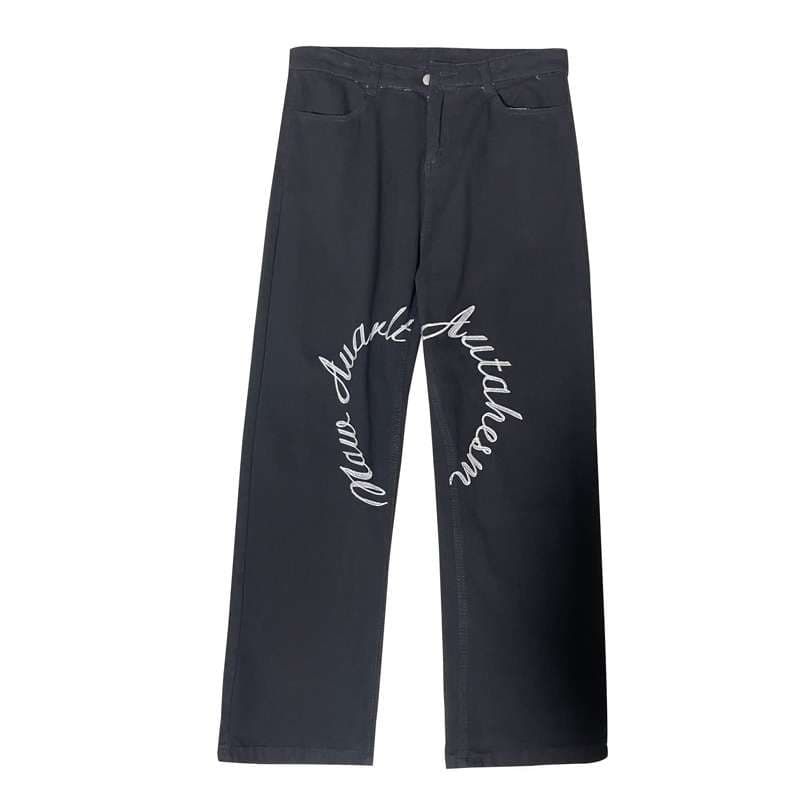 黒コーデ スクリプトロゴ ワイドデニムパンツ