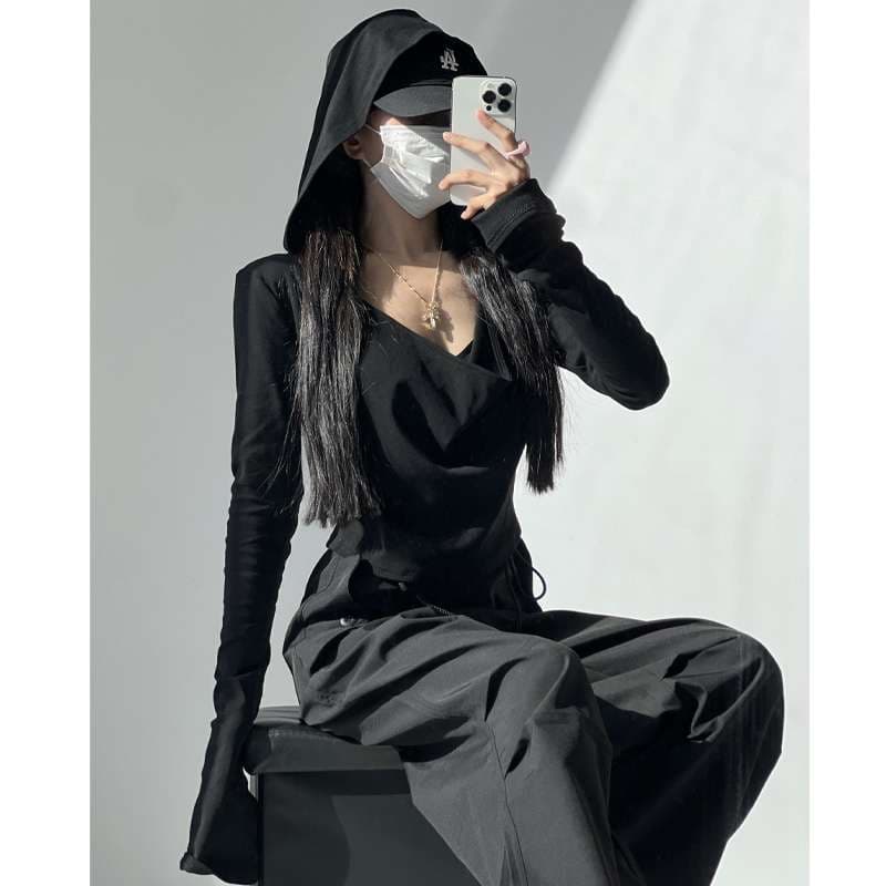 黒コーデ オフショルダー風Vネックトップス