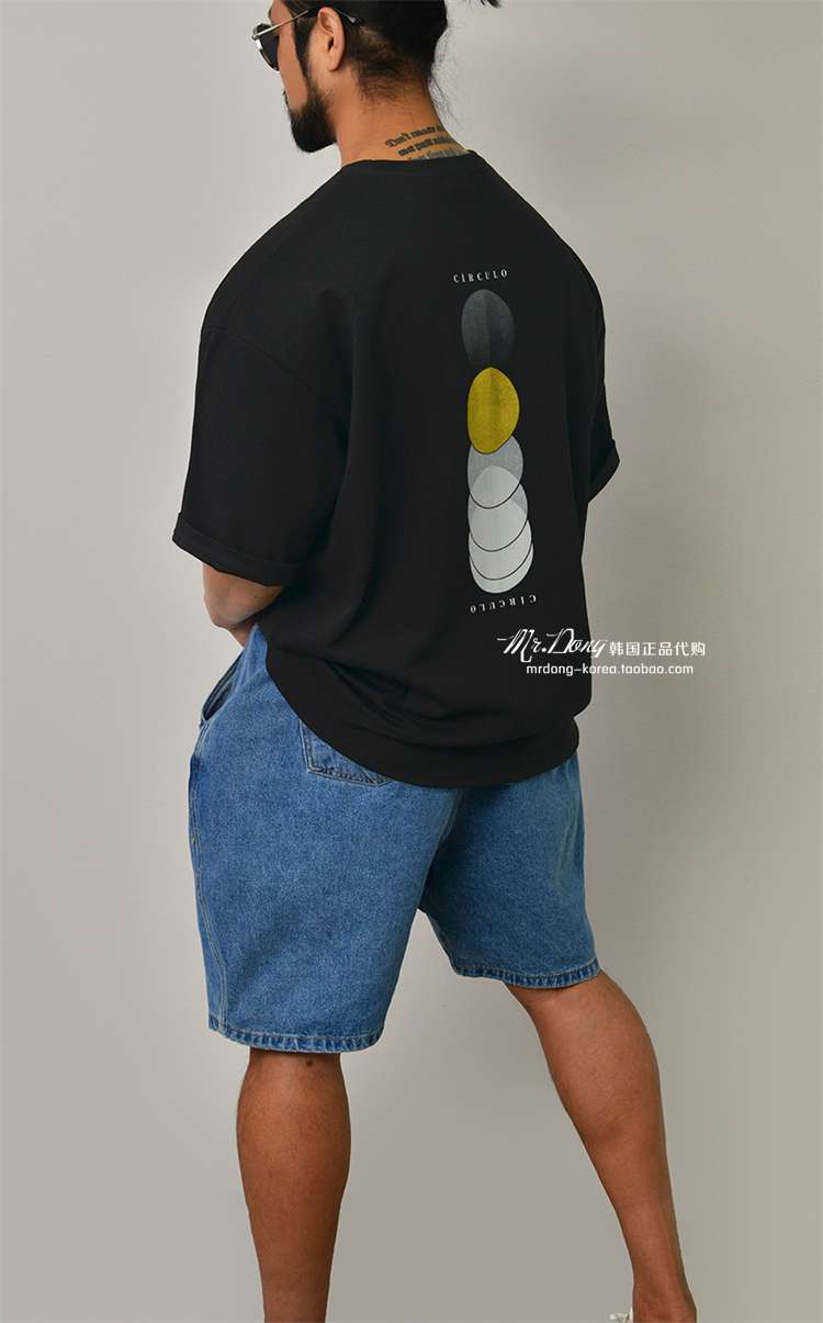 黒コーデ サークロ ミニマルアートTシャツ