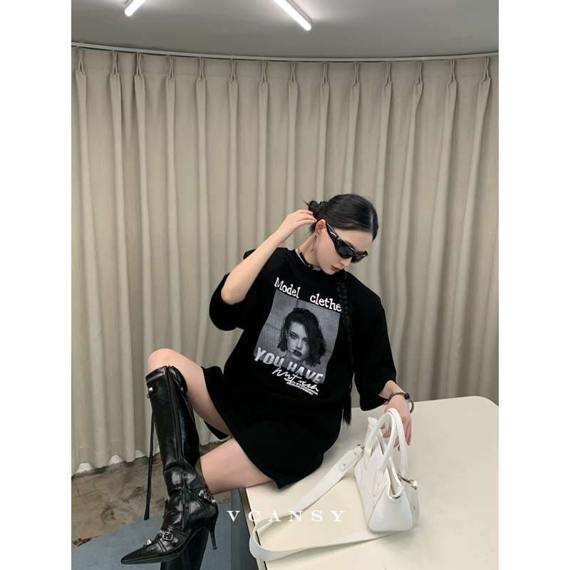 黒コーデ モデルフェイスプリント オーバーサイズTシャツ