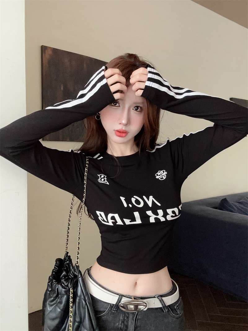 黒コーデ スポーティーストライプ クロップドロングTシャツ