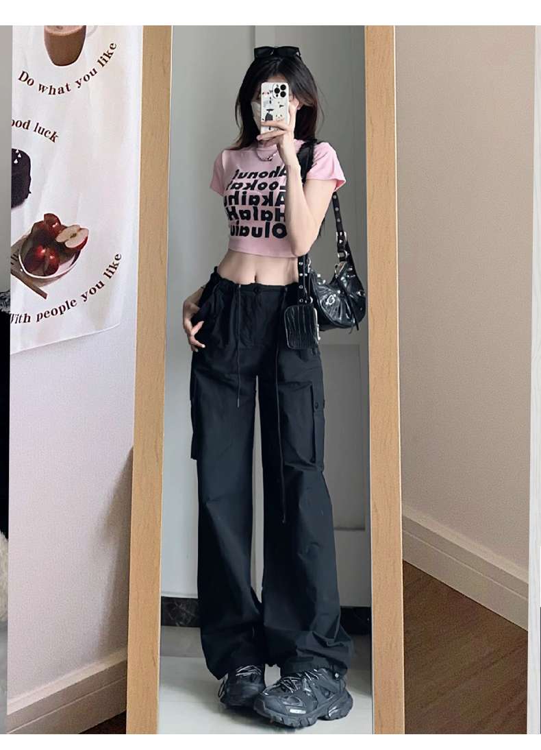 黒コーデ ワイドシルエットカーゴパンツ