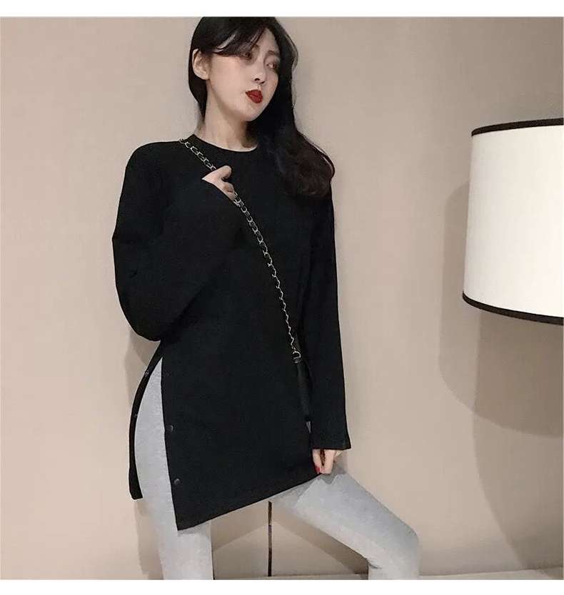 黒コーデ サイドスリット入りオーバーサイズロングTシャツ