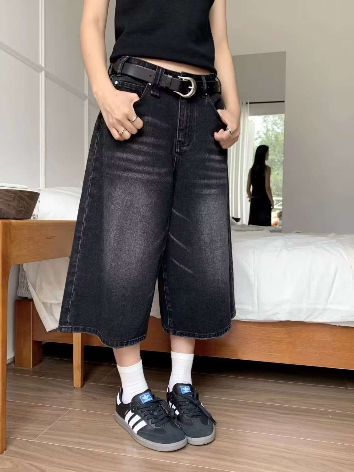 黒コーデ オーバーサイズ ワイドデニムパンツ