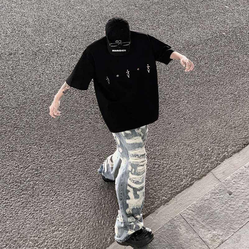 黒コーデ アバンギャルドクロスデザインTシャツ