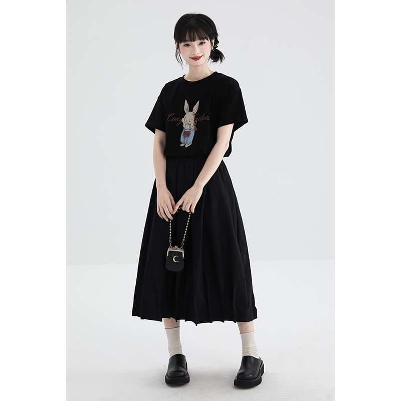 黒コーデ ロングプリーツスカート