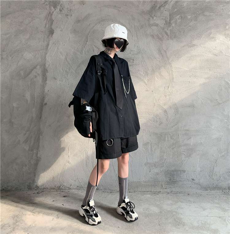 黒コーデ ゴシックチェーン付きオーバーサイズシャツ