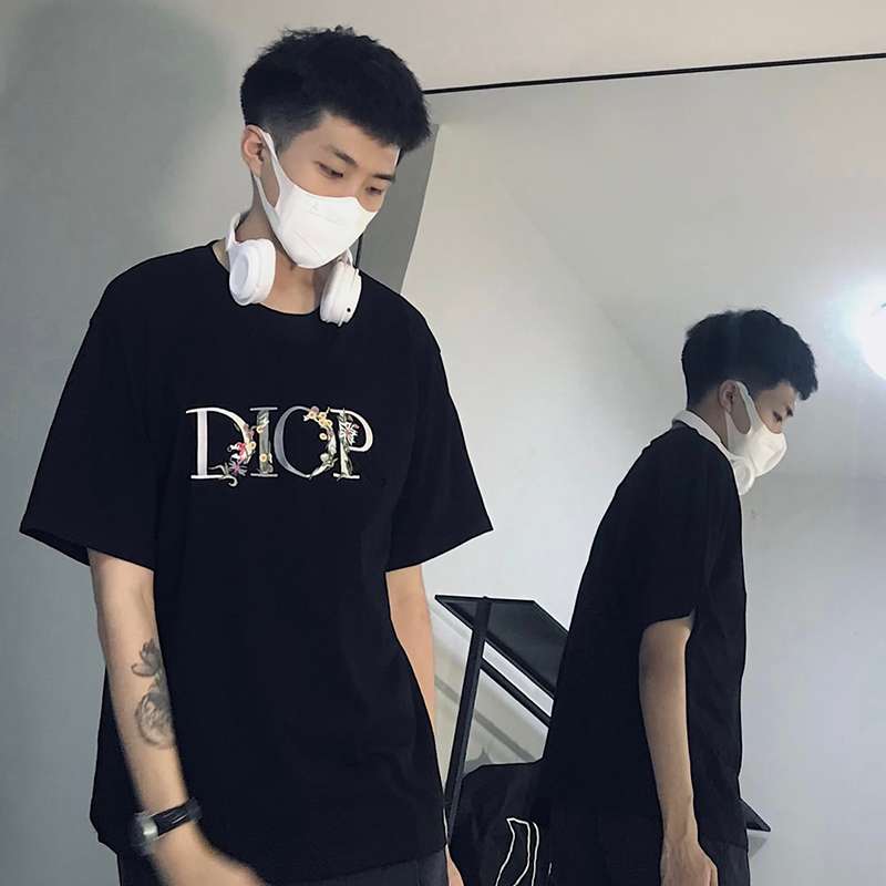 黒コーデ エレガントDior風ロゴTシャツ