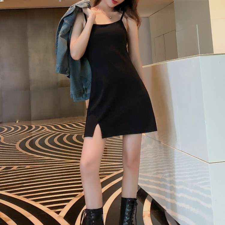 黒コーデ スリット入りキャミワンピース