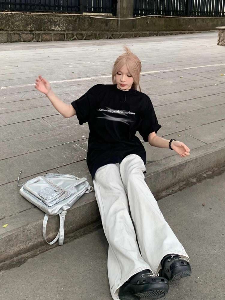 黒コーデ ケオソムバイメティネリウム ストリートTシャツ