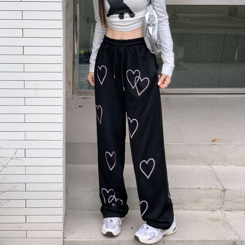 黒コーデ ハートクロス柄ルーズフィットスウェットパンツ