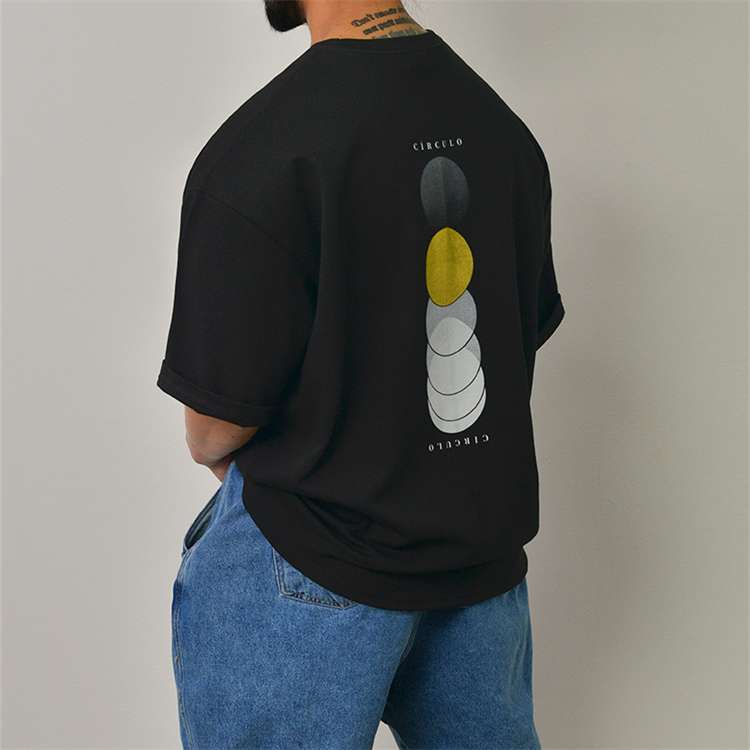 黒コーデ サークロ ミニマルアートTシャツ