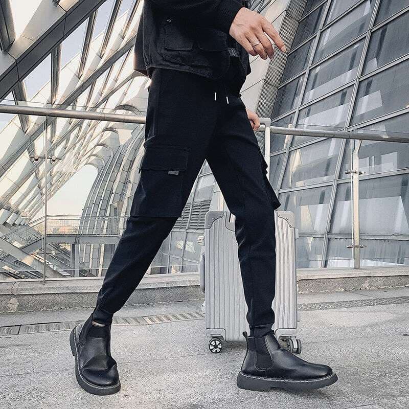 黒コーデ 機能的でスタイリッシュなカーゴパンツ
