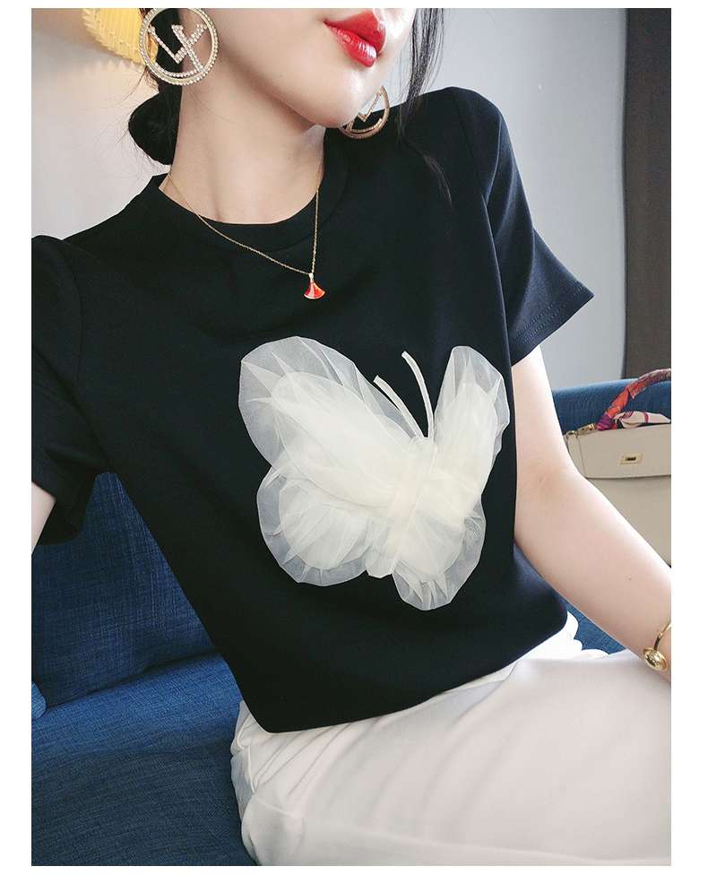 黒コーデ 立体バタフライチュールTシャツ