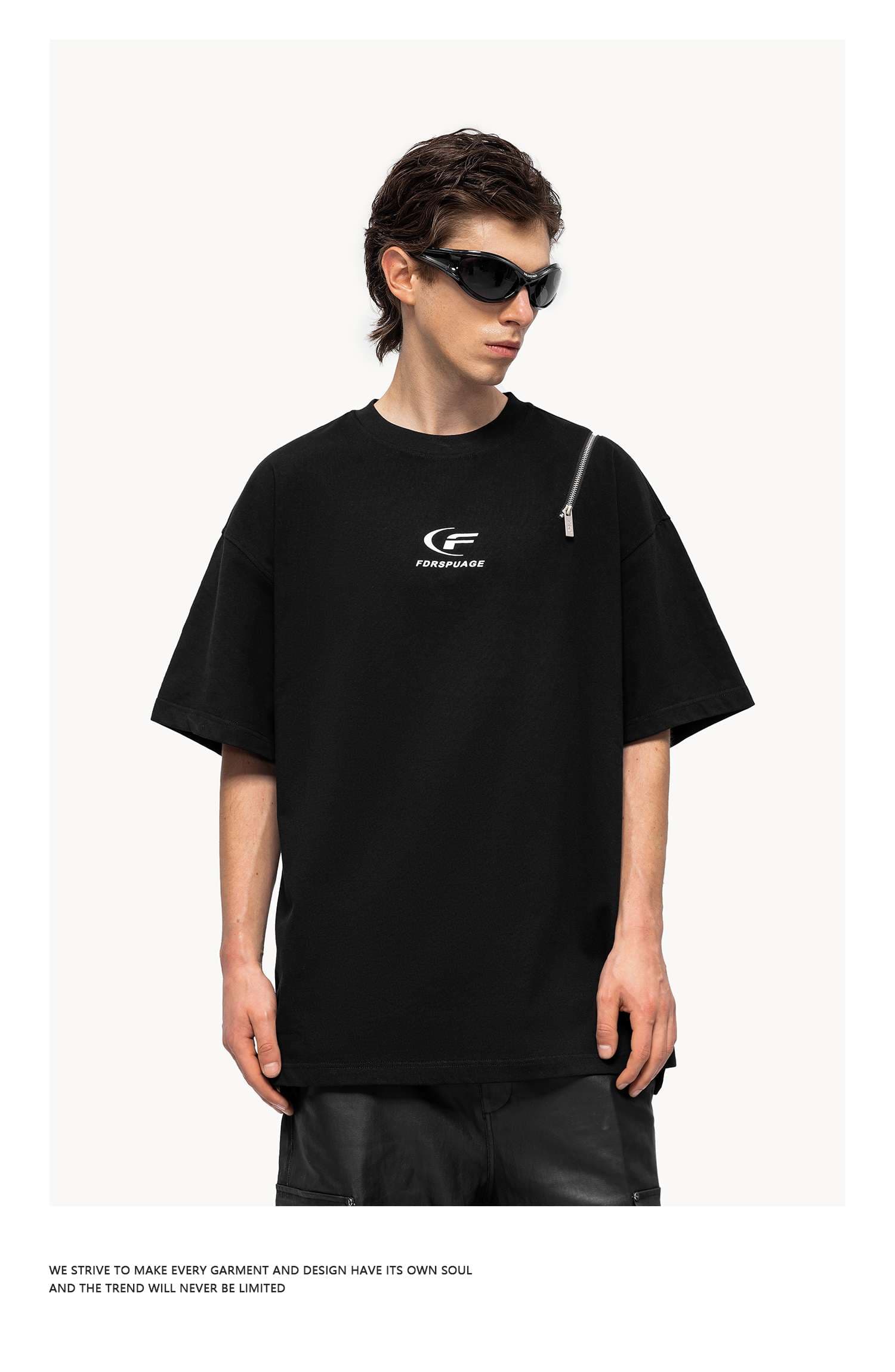 黒コーデ ジップアクセントオーバーサイズTシャツ