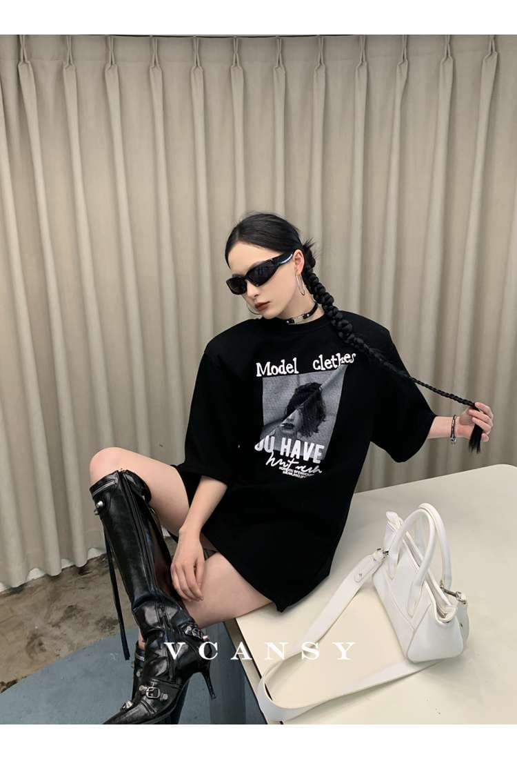 黒コーデ モデルフェイスプリント オーバーサイズTシャツ