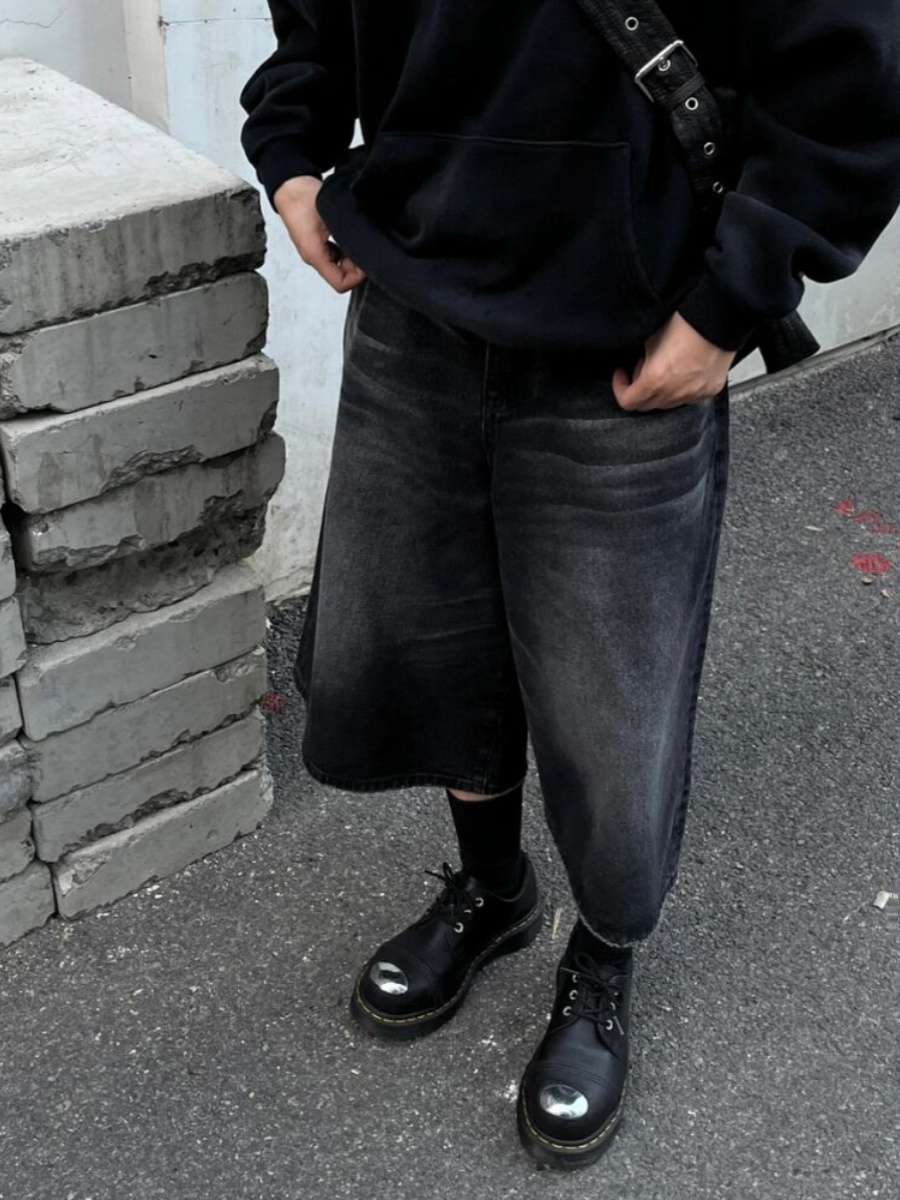 黒コーデ オーバーサイズ ワイドデニムパンツ