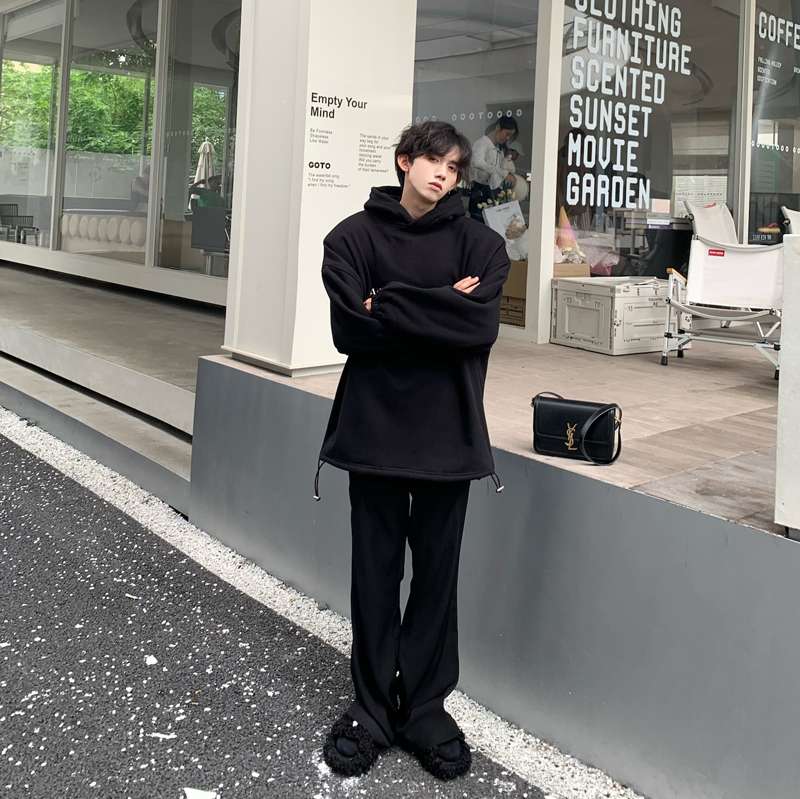 黒コーデ オーバーサイズ ブラックフーディー