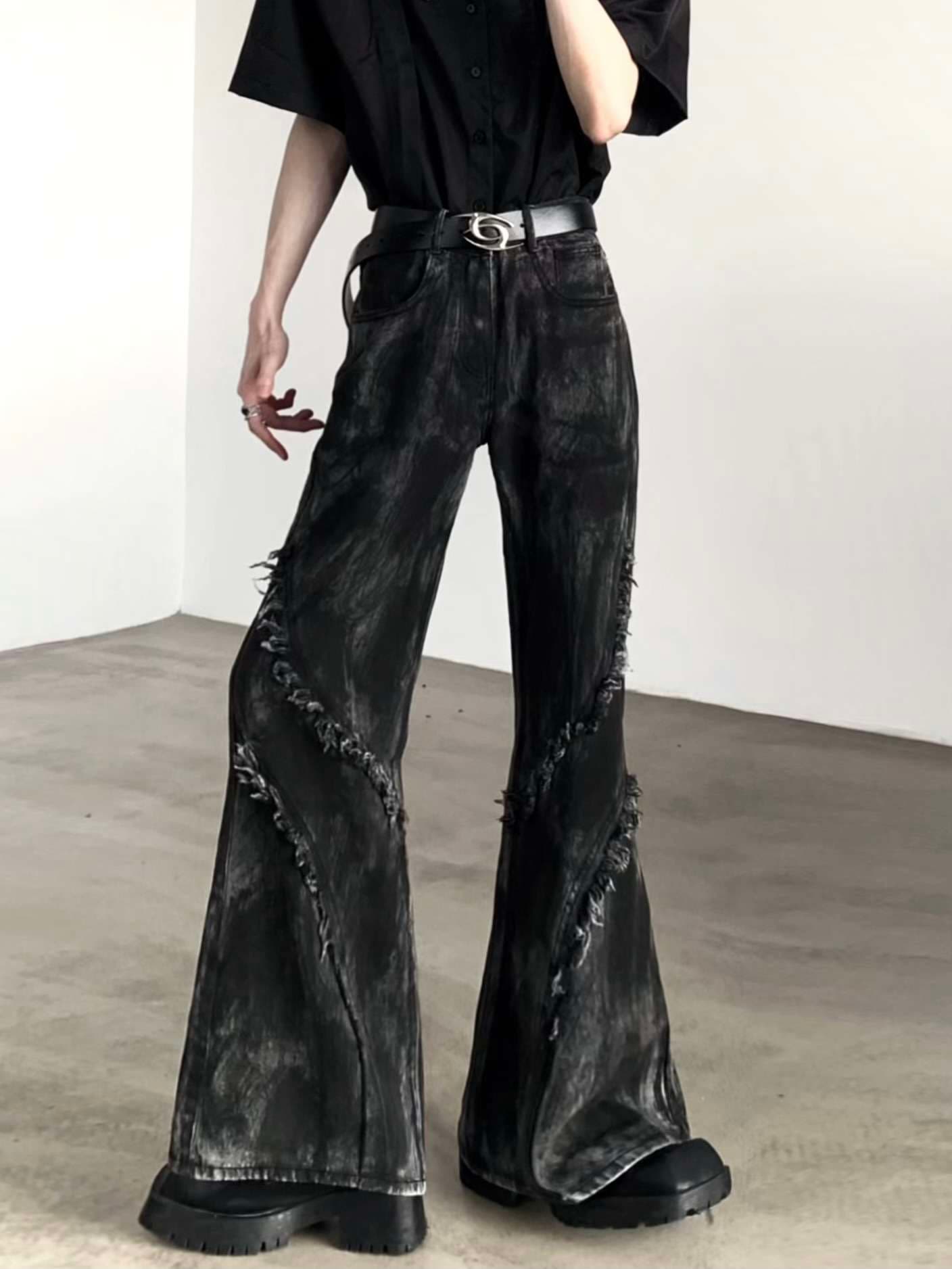 黒コーデ ヴィンテージ風ダメージ加工ワイドデニムパンツ