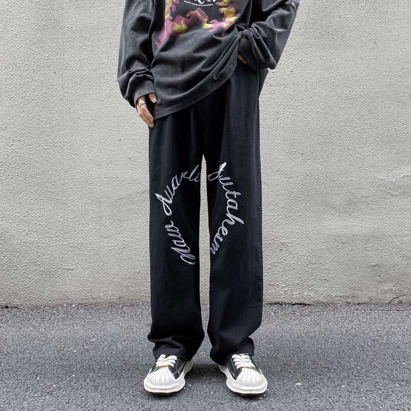 黒コーデ スクリプトロゴ ワイドデニムパンツ