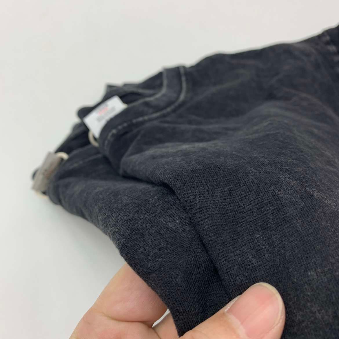 黒コーデ ヴィンテージウォッシュ加工ブラックTシャツ