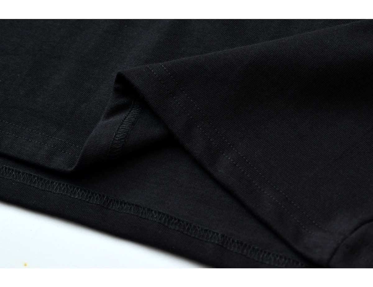 黒コーデ オーバーサイズ モノトーン ストリートTシャツ