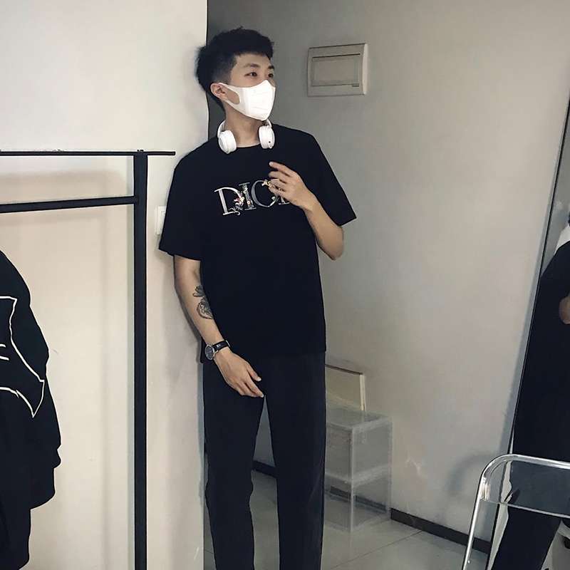 黒コーデ エレガントDior風ロゴTシャツ