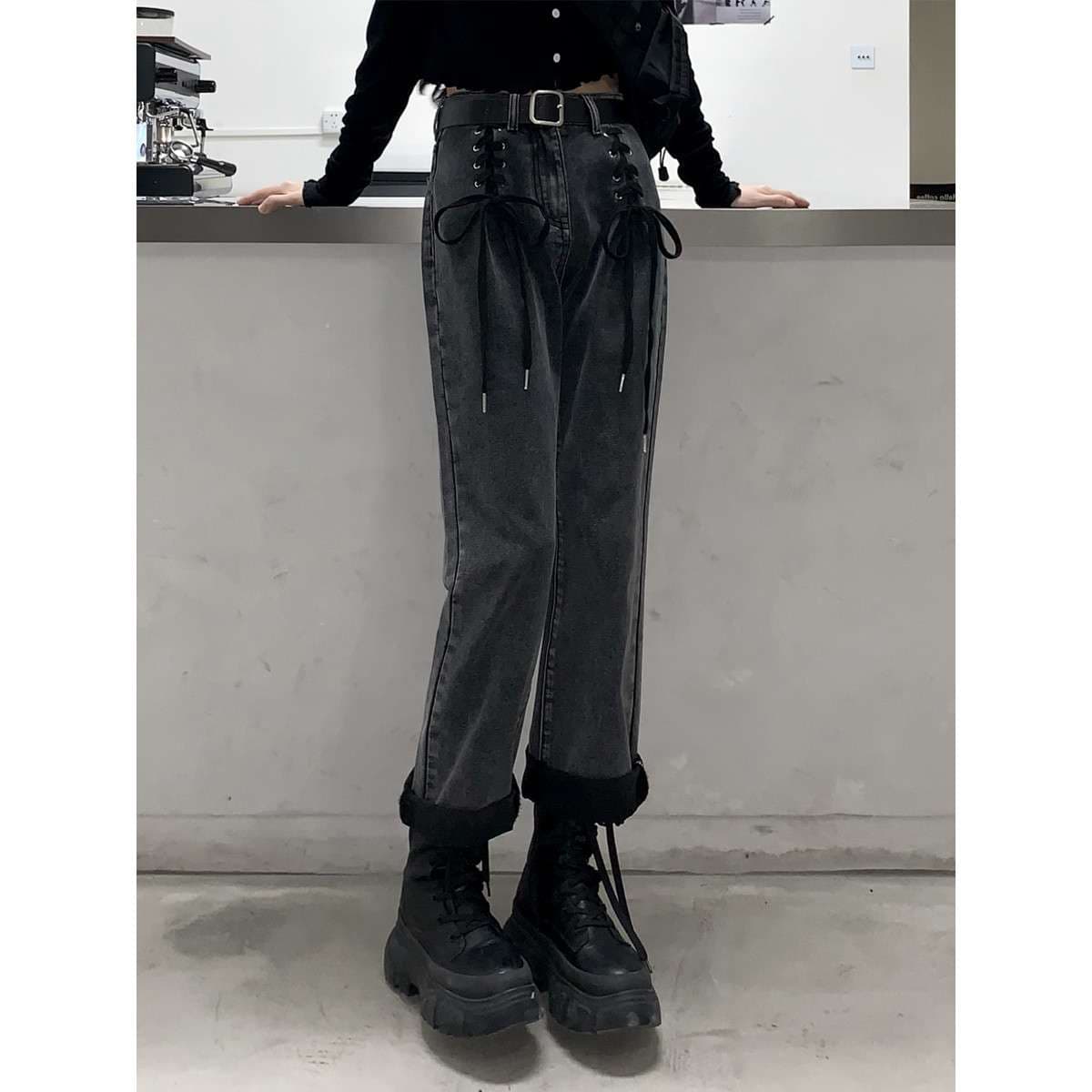 黒コーデ レースアップデザインハイウエストデニムパンツ