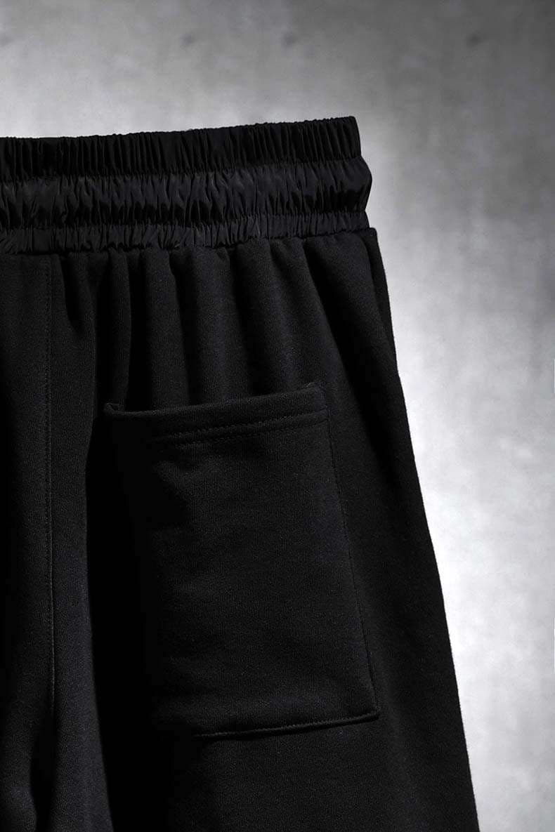 黒コーデ クロスエンブレム ブラックスウェットショーツ