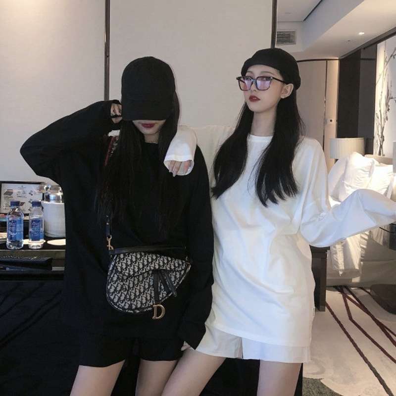 黒コーデ オーバーサイズ 薄手長袖カットソー