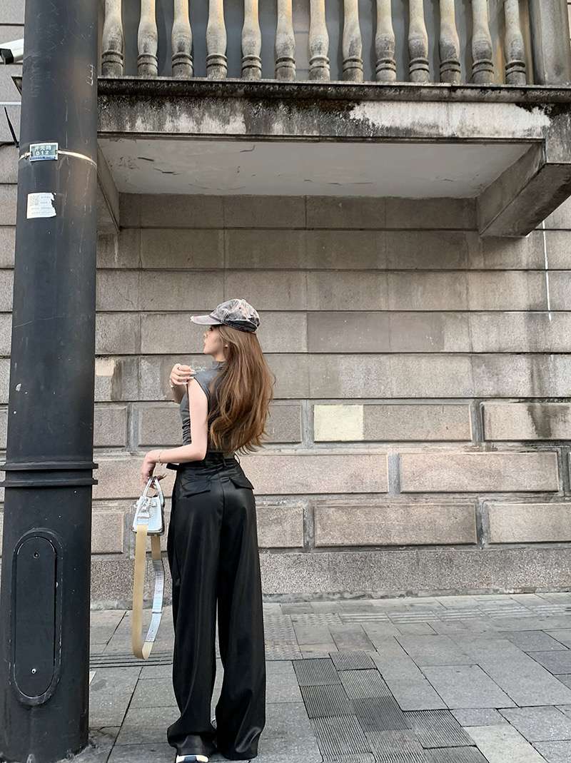 黒コーデ ワイドシルエットサテンカーゴパンツ
